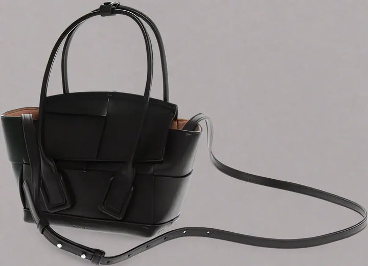 Description:

Details:
Autumn-Winter
Black
Removable shoulder strap
Adjustable shoulder strap
Handbag
Made in Italy
Casual
P688720
LxHxW: 27x18x9cm