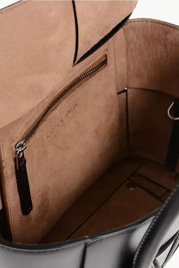 Description:

Details:
Autumn-Winter
Black
Removable shoulder strap
Adjustable shoulder strap
Handbag
Made in Italy
Casual
P688720
LxHxW: 27x18x9cm