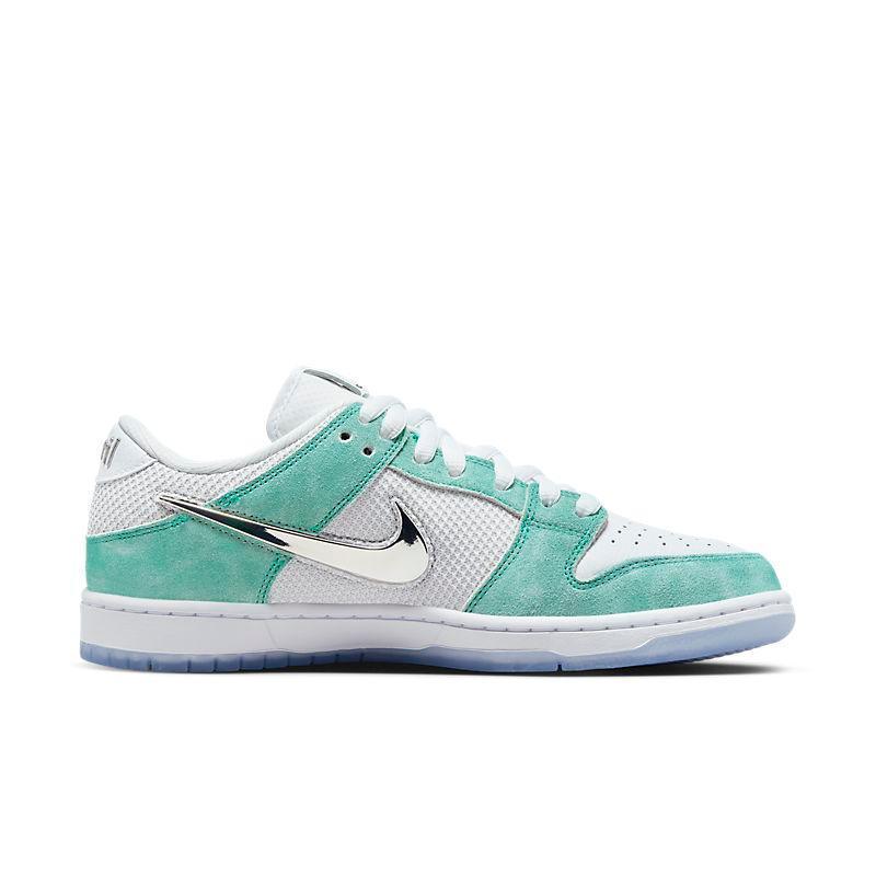 Nike SB Dunk Low &