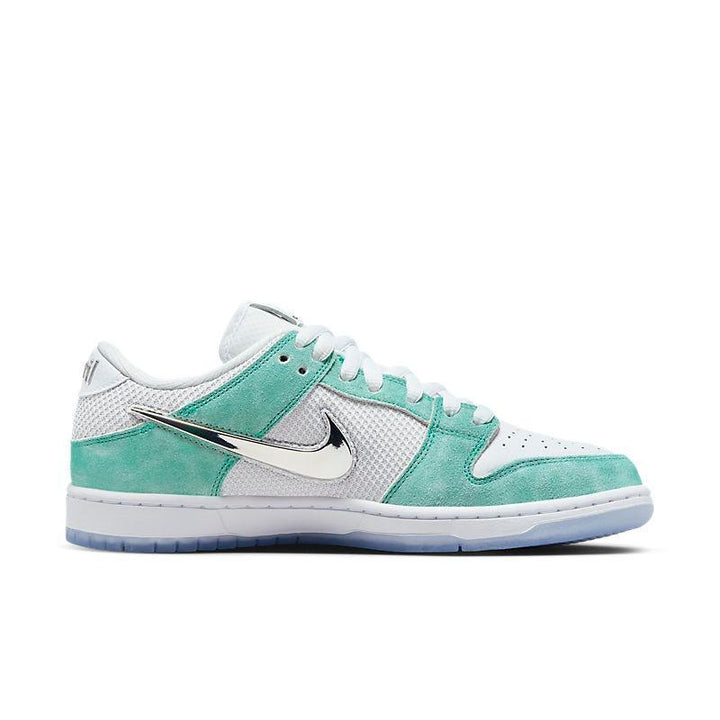 Nike SB Dunk Low &