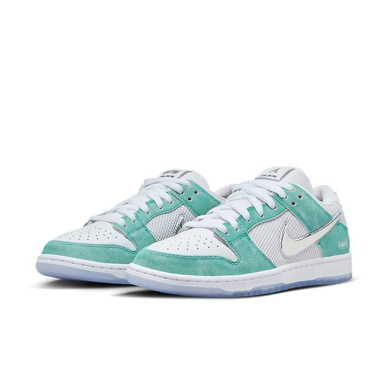 Nike SB Dunk Low &