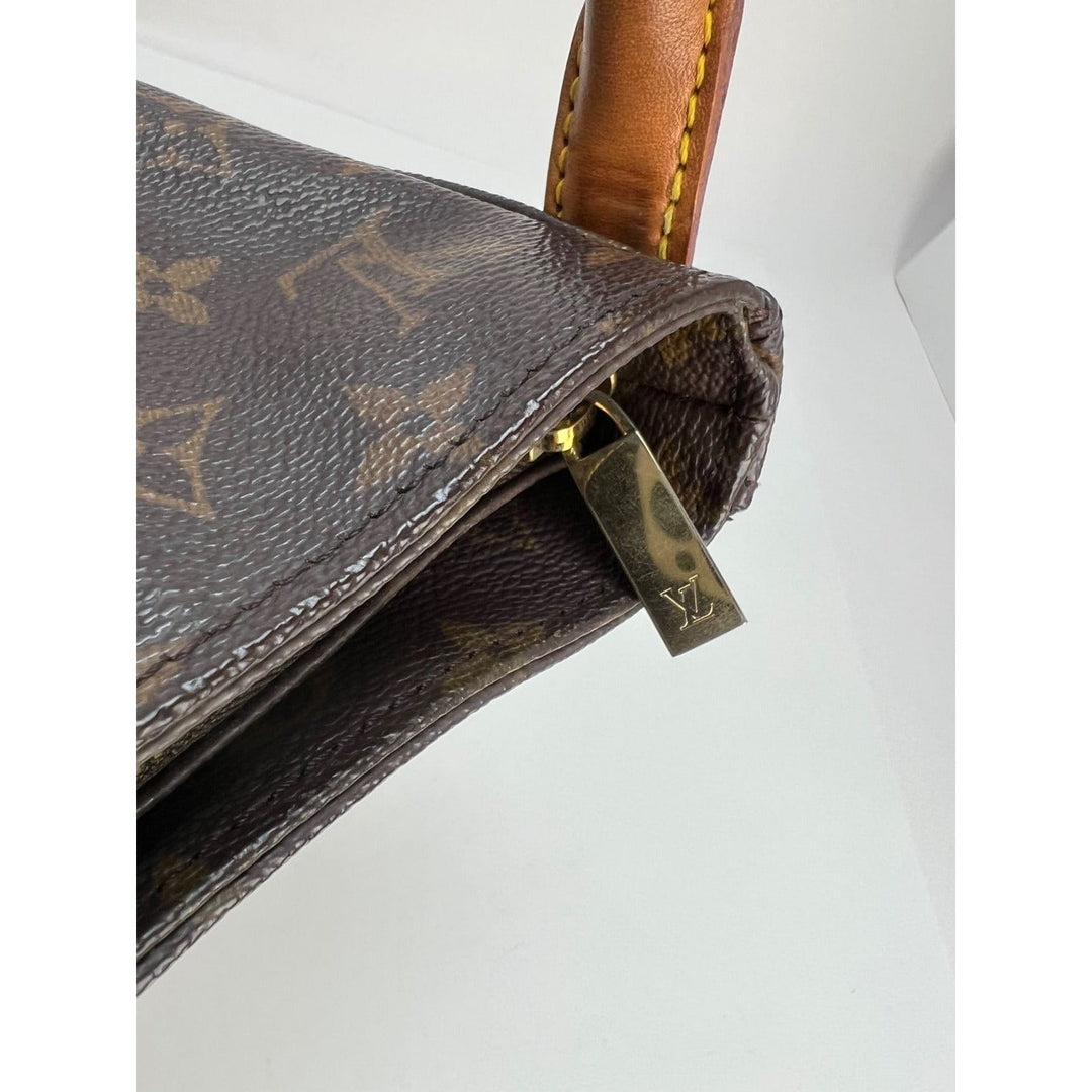 LOUIS VUITTON Looping GM Monogram Shoulder Bag close-up showing the golden zipper and leather details, luxury bags.