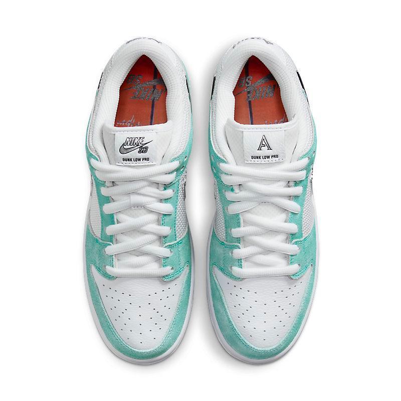 Nike SB Dunk Low &